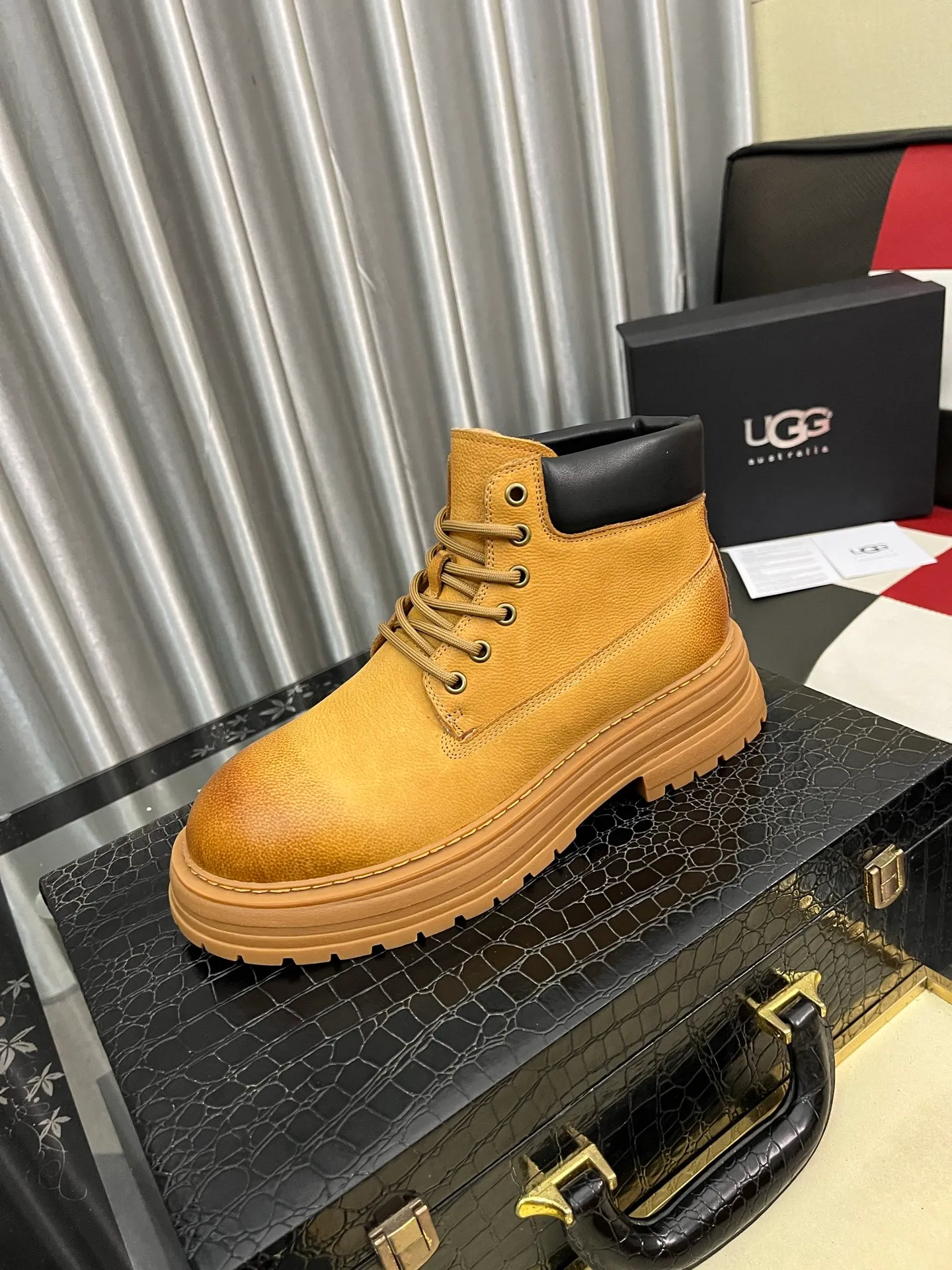 Men's Men's Shoes 💰660⌚️⌚️New UGG fur-integrated men's simple and fashionable snow shoes. The most worth buying at the end of this year are warm casual shoes. Whether you are out and about at home, their comfortable and warm performance will be your most suitable fashion companion! The material is cowhide upper and imported wool is used inside. Two layers of cowhide for warmth and comfort! The eva+ rubber patch outsole is cushioned, wear-resistant, and has good elasticity. It is light and wear-resistant, comfortable and soft, and the new simple cut is more fashionable. It has both practicality and fashion sense, so you no longer have to worry about how to match it in winter, while still maintaining fashionable taste. High-quality genuine wool produced in Dongguan. The material depends on the details! Size: 38-39-40-41-42-43-44-45